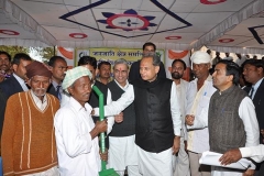 CM talking with farmers during JKSK