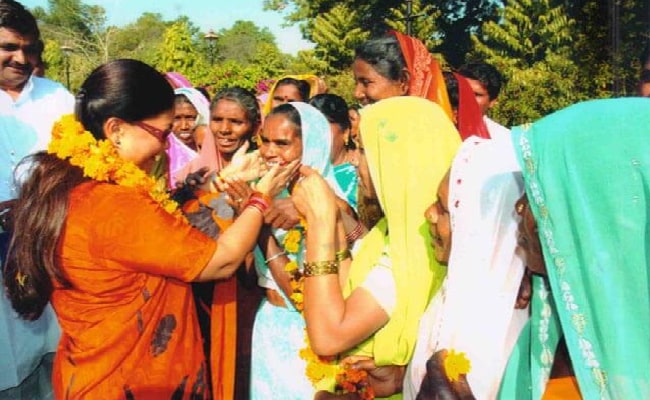 Mrs Vasundhara Raje Sindhiya, Honorable Chief Minister of Rajasthan with our beneficiaries and Management board.